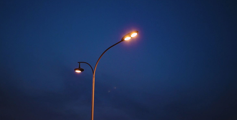 Method for preventing LED street lamp cap from aging